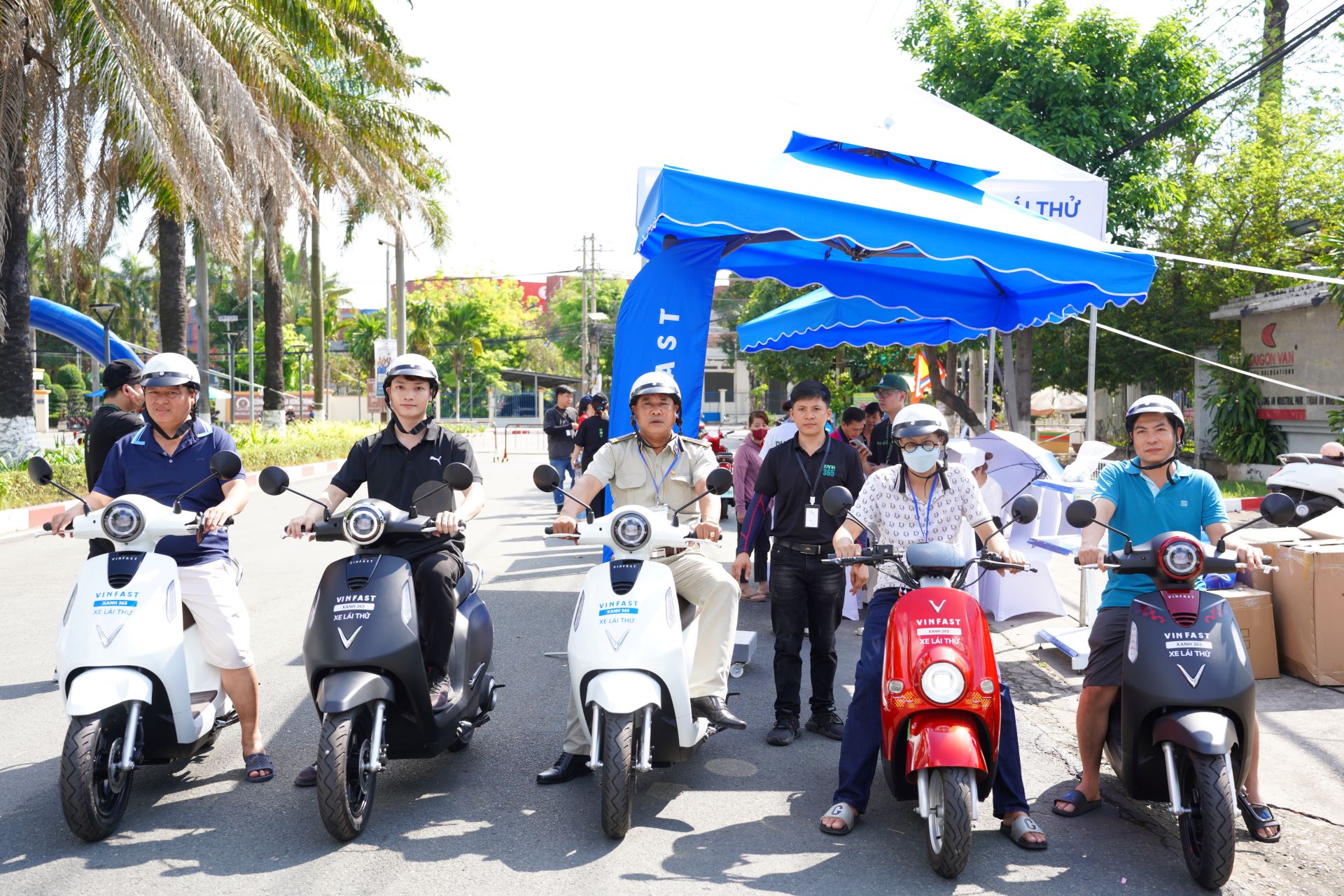 Nhiều người dân Bình Dương và người lao động làm việc tại Khu công nghiệp Đồng An I đã có mặt ở sự kiện từ sớm để trải nghiệm các mẫu xe máy điện VinFast.